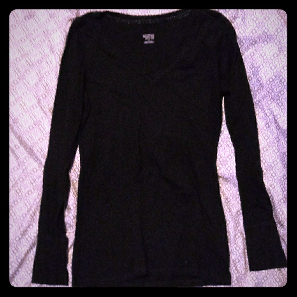 Black V-neck longsleeve tee